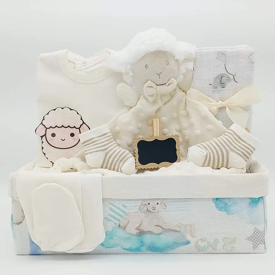 Canastilla de recién nacido Ovejas con doudou de ovejita, ropa blanca, calcetines y caja de tela con ovejas