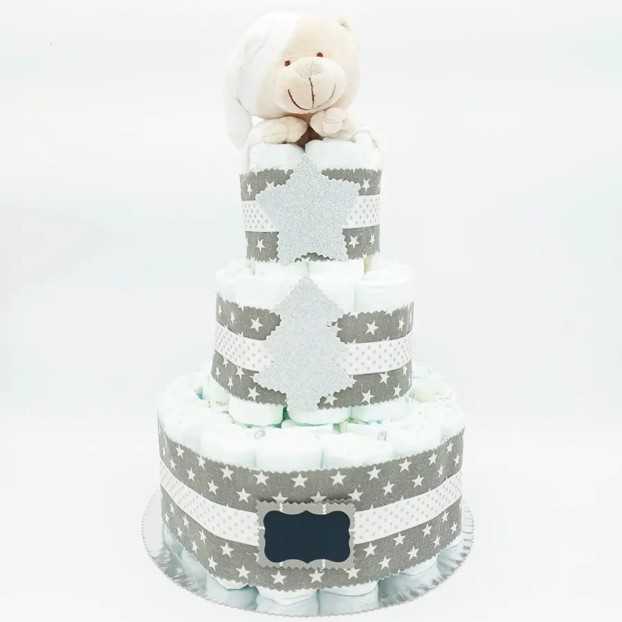 Tarta de pañales de Navidad de tres pisos en gris y blanco con osito de peluche blanco y estrellas