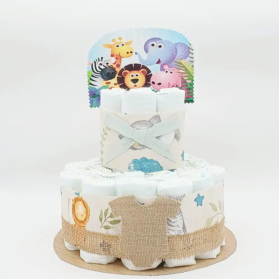 Tarta de pañales de dos pisos Selva con figuras de animales de la selva, lazo y base de arpillera