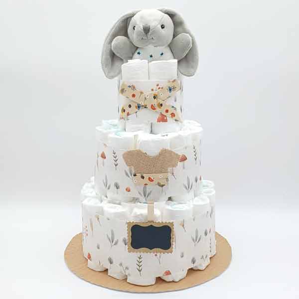 Tarta de pañales de tres pisos Bosque con elefante gris de peluche y animales del bosque sobre base de madera