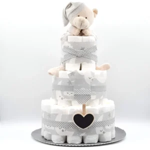Tarta de pañales de tres pisos en gris y blanco con osito de peluche con gorro, lazos de estrellas y pizarrita de corazón