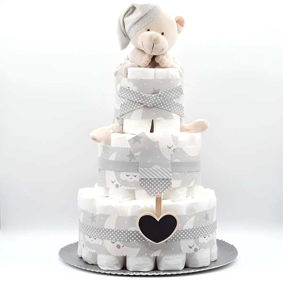 Tarta de pañales de tres pisos en gris y blanco con osito de peluche con gorro, lazos de estrellas y pizarrita de corazón