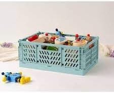 Caja plegable verde menta con juguetes de bebé