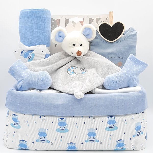 Canastilla con doudou de ratoncito, calcetines azules, muselina y caja de tela con ositos