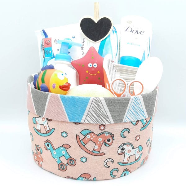Canastilla de aseo para bebé con muñecos de baño, estrella, productos Dove, tijeras y cepillo en cesta con caballitos balancín