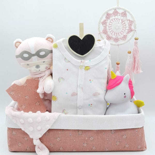 Canastilla Dulces Sueños con atrapasueños, osito con antifaz, unicornio de peluche y pijama blanco en caja de tela rosa