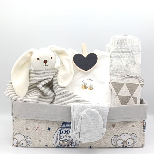 Canastilla de recién nacido Bunny con conejito de peluche, ropa gris y blanca y caja de tela gris con animales