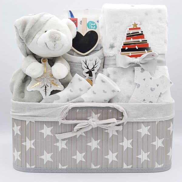 Canastilla de bebé Dulce Navidad con osito gris con gorro, árbol de Navidad, ropa blanca y cesta gris de estrellas