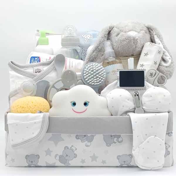 Canastilla XXL para bebé con conejito de peluche gris, lámpara nube, esponja, ropa y productos de higiene en caja con ositos