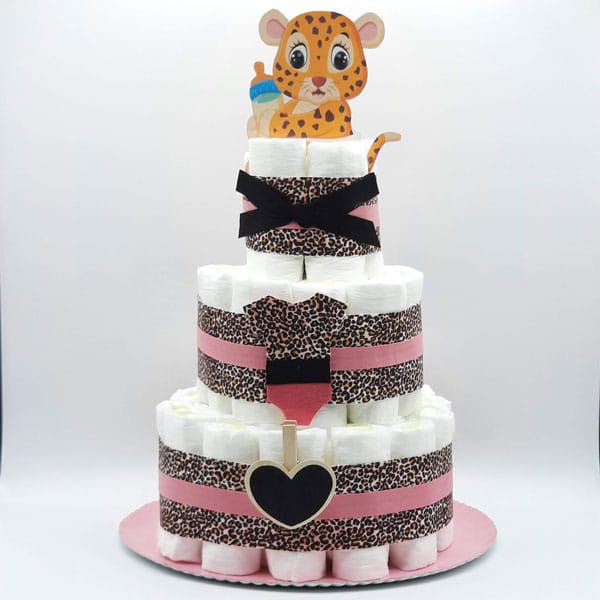Tarta de pañales de tres pisos Leoparda con figura de leopardo y cintas de estampado animal y rosa