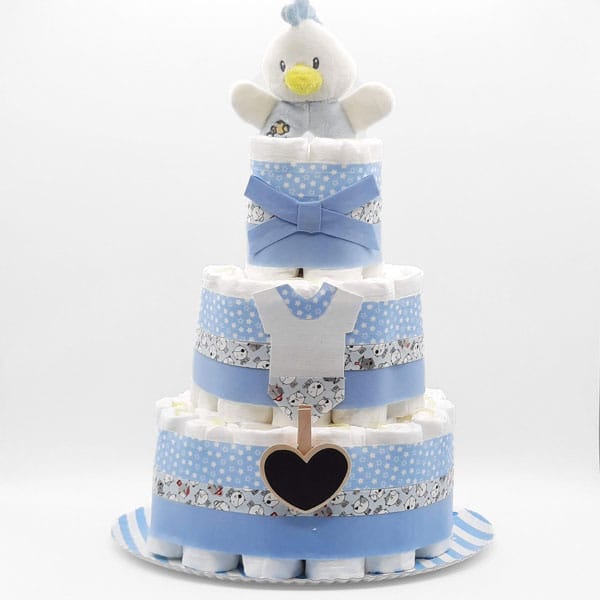 Tarta de pañales de tres pisos Baby en azul con pollito de peluche y cintas de flores