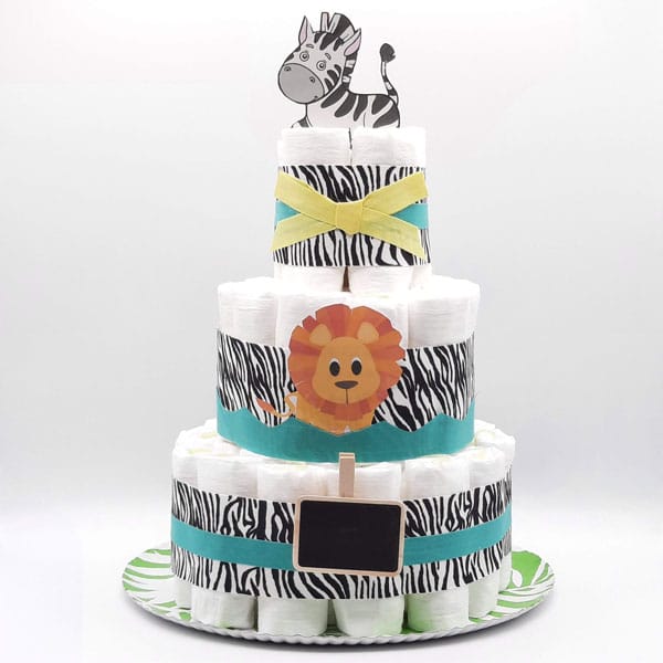 Tarta de pañales de tres pisos temática selva con cebra, cabeza de león y cintas con estampado de cebra