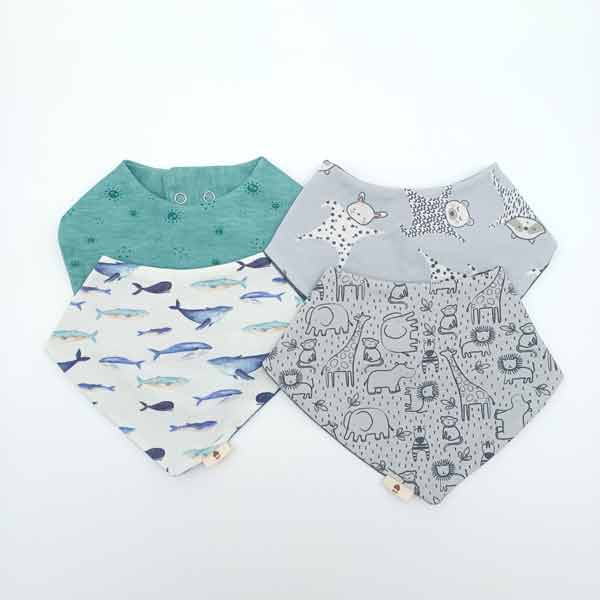 Cuatro baberos bandana unisex para bebé con estampados de ballenas y animales en verde y gris