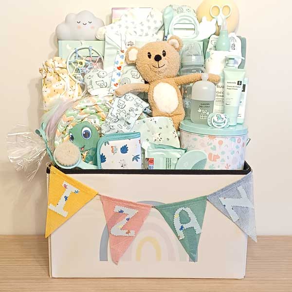 Baúl de recién nacido Bebeyou personalizado con nombre, osito de peluche, vajilla, neceser y complementos para bebé