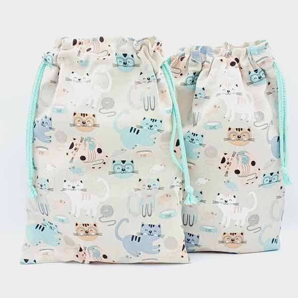 Pack de dos bolsas de tela con cordón y estampado de gatitos
