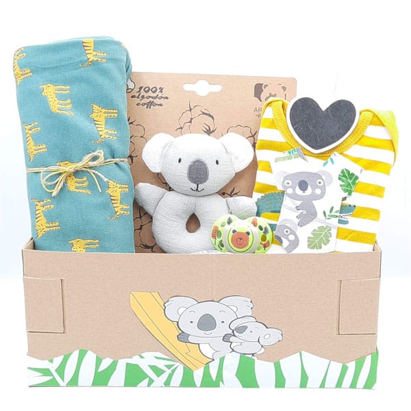 Canastilla Koala con sonajero de koala, muselina de jirafas y body de rayas amarillas en caja de cartón