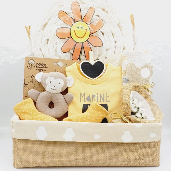 Pack Ahorro Eco con caramelo de pañales con flor, monito mordedor, babero personalizado y cesta de yute
