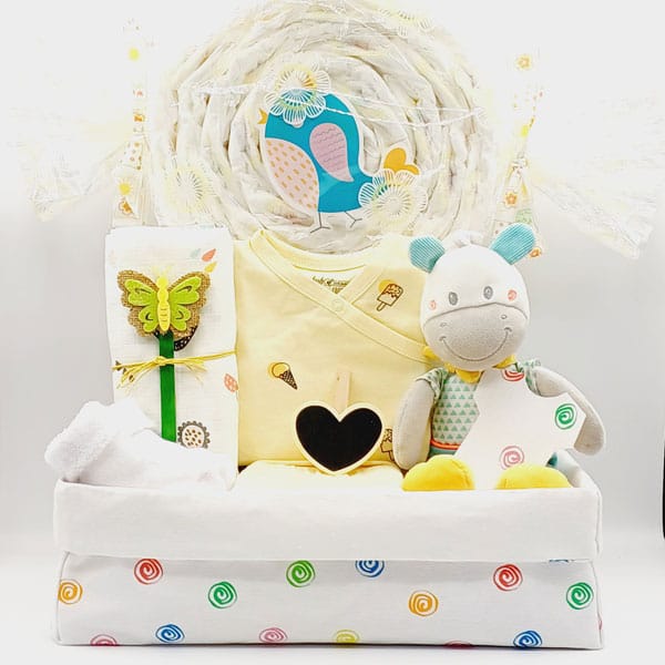 Pack de bebé Verano con caramelo de pañales, jirafa de peluche, ropa amarilla, mariposa y caja de tela de lunares