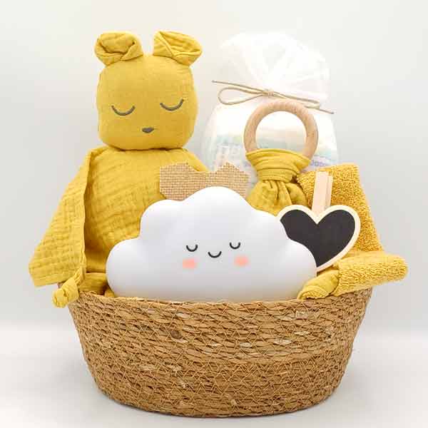 Canastilla ecológica para recién nacido en cesta de yute con muñeco de muselina mostaza, lámpara nube y mordedor de madera