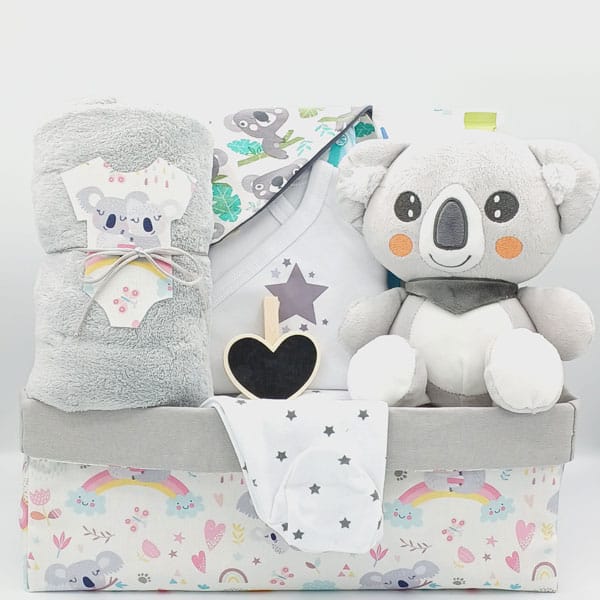 Canastilla Koala con pañales: koala de peluche gris, manta, ropa con estrellas y caja de tela con arcoíris