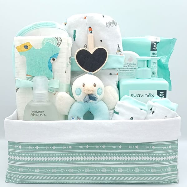 Canastilla completa para recién nacido en caja de tela verde menta con doudou de patito, ropa estampada y productos de higiene Suavinex