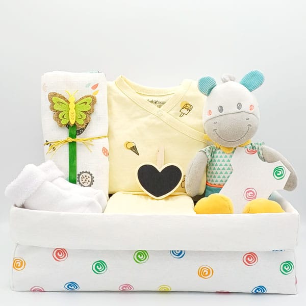 Canastilla Verano para recién nacido con vaquita de peluche, ropa amarilla, mariposa y caja de tela con espirales