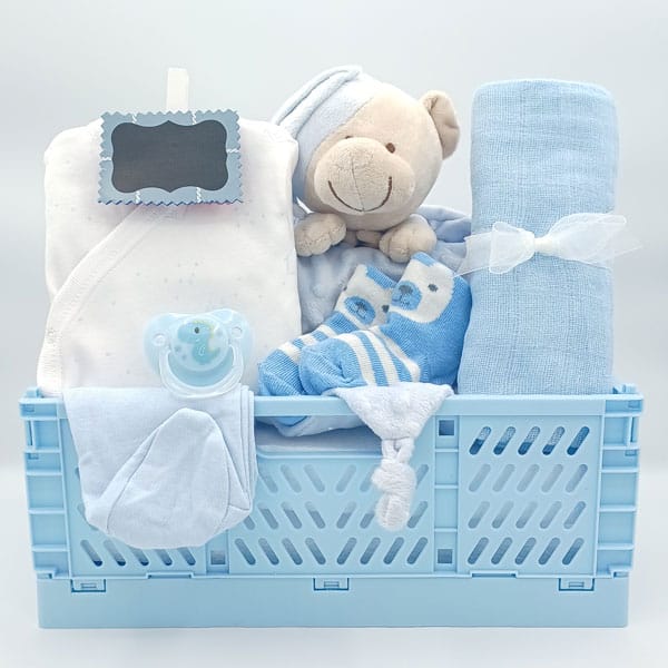 Canastilla Estrella Azul con osito de peluche, chupete, muselina azul y ropa de bebé en caja plegable azul