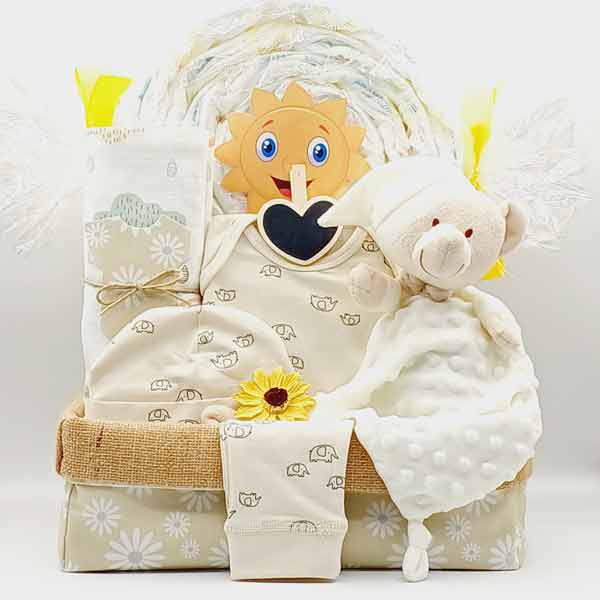 Pack de bebé Margaritas con caramelo de pañales, mordedor de sol, doudou de osito, ropa beige y girasol en cesta de yute
