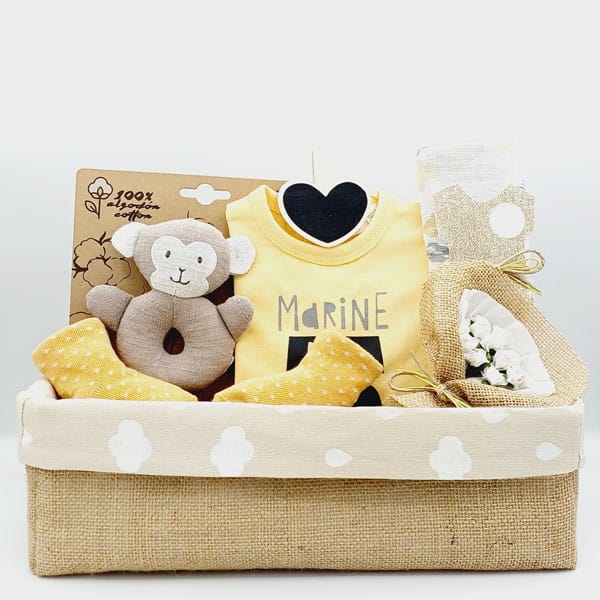 Canastilla ecológica con monito mordedor, babero personalizado amarillo y cesta de yute con nubes
