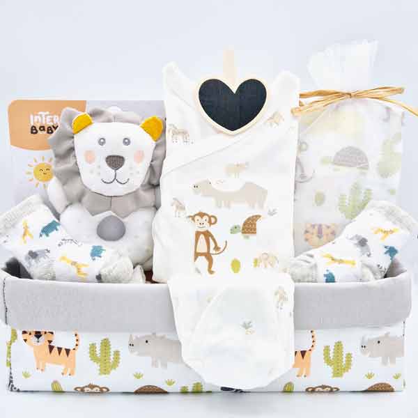 Canastilla de bebé Selva con sonajero de león, ropa con animales de la selva y caja de tela con tigres
