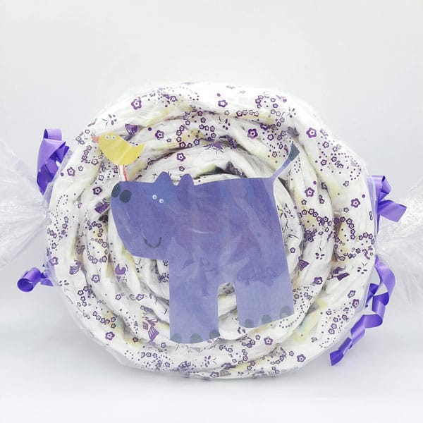 Caramelo de pañales con hipopótamo morado y tela de flores lilas