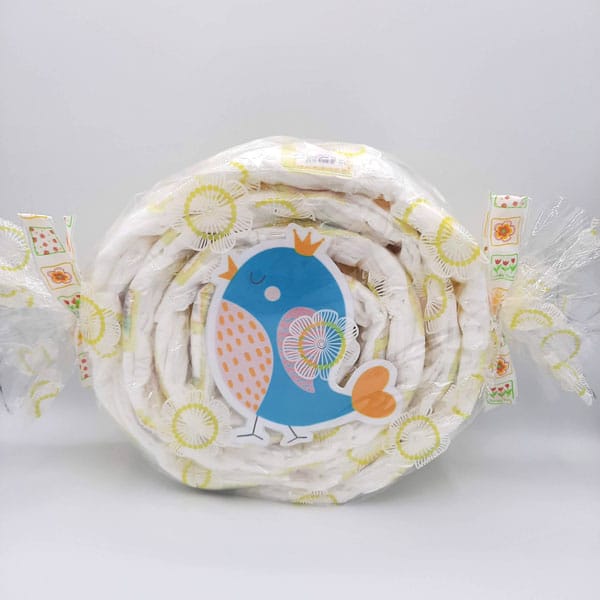 Caramelo de pañales envuelto como un caramelo con pajarito azul decorativo