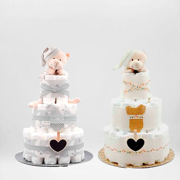 Dos tartas de pañales gemelares con ositos de peluche, una gris y otra beige, con pizarritas de corazón
