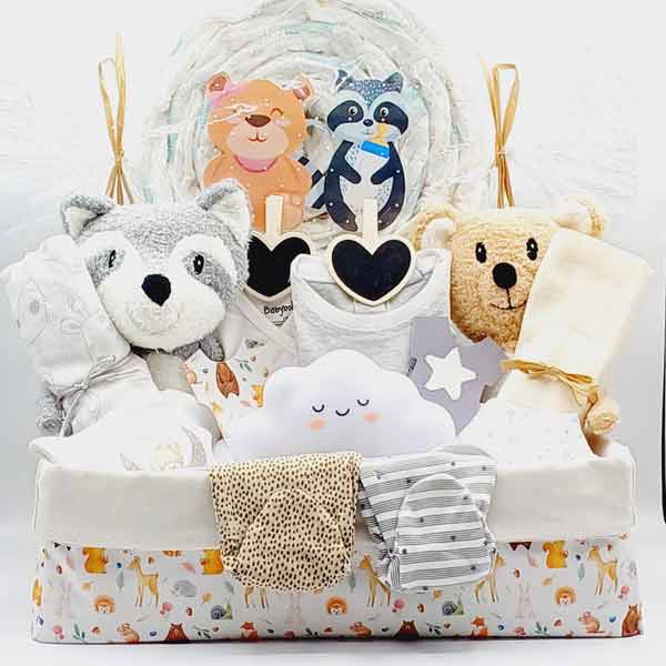 Canastilla gemelar con caramelo de pañales, mapache y lobito de peluche, lámpara nube y ropa para gemelos