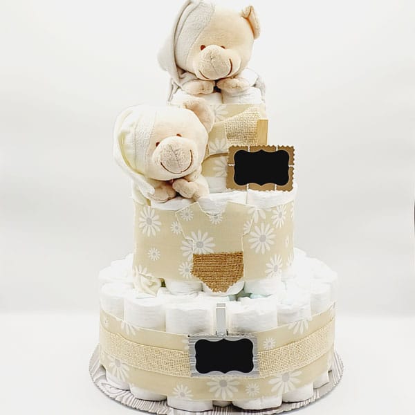 Tarta de pañales gemelar con dos ositos de peluche beige, arpillera y margaritas