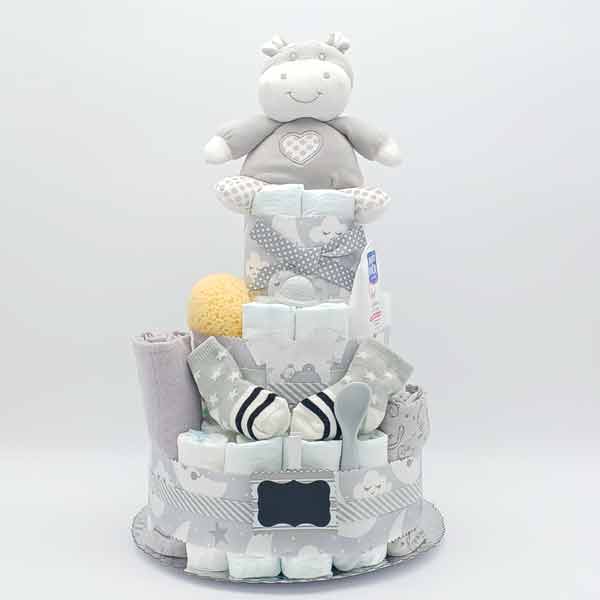 Tarta de pañales para baby shower en gris con vaquita de peluche, calcetines y esponja